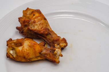 Yakından kapatın. Beyaz Tabakta Kızarmış Tavuk