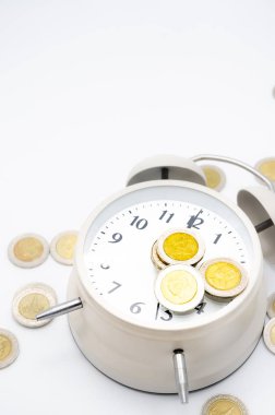 Kapat. Beyaz şiltede çalar saat. Tay Baht para para tasarrufu ile zaman kavramı çalar saat üzerinde.copy alan.