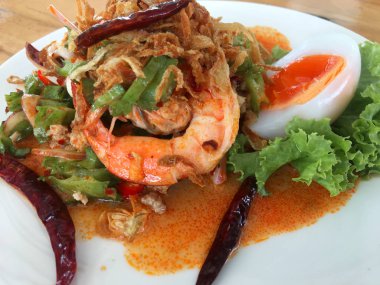 Wing Fasulyesi Karides Salatası. Restoranda Tayland yemeği..