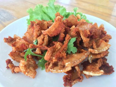 Balık soslu derin kızarmış domuz göbeği. Restoranda Tay yemekleri