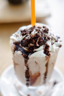 Sabahları bir kafede kahve.