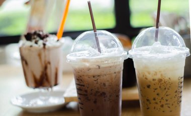 Sabahları bir kafede kahve.