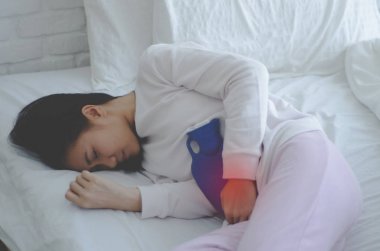 Asyalı kızın karın ağrısı var. Adet ne zaman yapılır? Midesini yakala. Kadınların mesane ağrısı var. Nesnelere odaklanma.