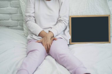 Pembe pantolon giyen kadın vajinası kaşınıyor. İç çamaşırlı mantarın sebep olduğu cinsel organ kaşıntısı..
