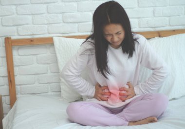 Asyalı kızın karın ağrısı var. Adet ne zaman yapılır? Midesini yakala. Kadınların mesane ağrısı var. Nesnelere odaklanma.