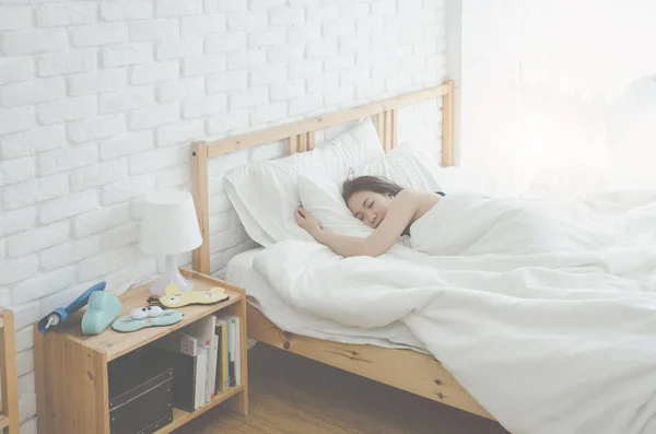 Στο Κρεβάτι Στο Λευκό Δωμάτιο Όμορφη Γυναίκα Που Κοιμάται Στην — Φωτογραφία Αρχείου