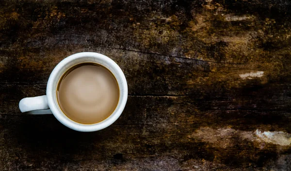 朝はウッドフロアの朝食を用意しています コーヒーとパンを含む朝食 オブジェクトに焦点を当てない — ストック写真