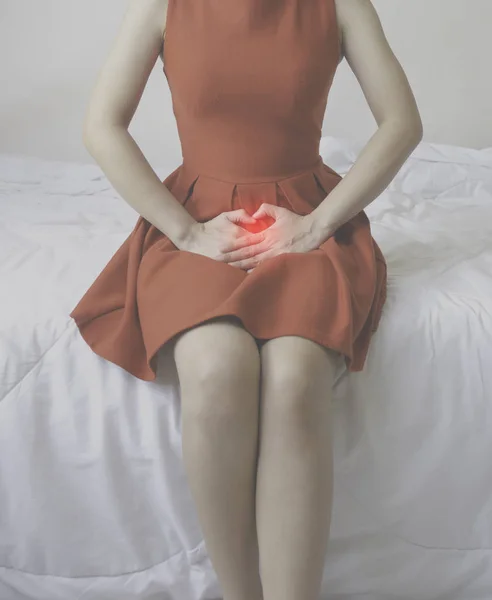 Mulheres Usam Saia Vermelha Use Mão Para Coçar Vagina Comichão — Fotografia de Stock