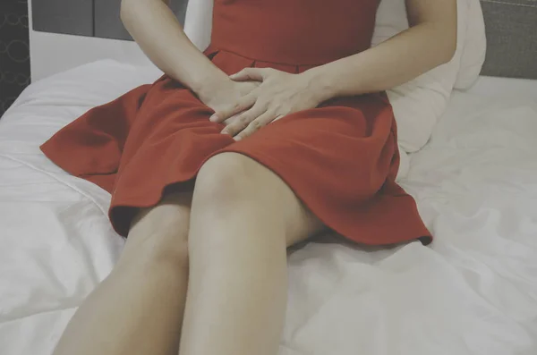Mulheres Usam Saia Vermelha Use Mão Para Coçar Vagina Comichão — Fotografia de Stock