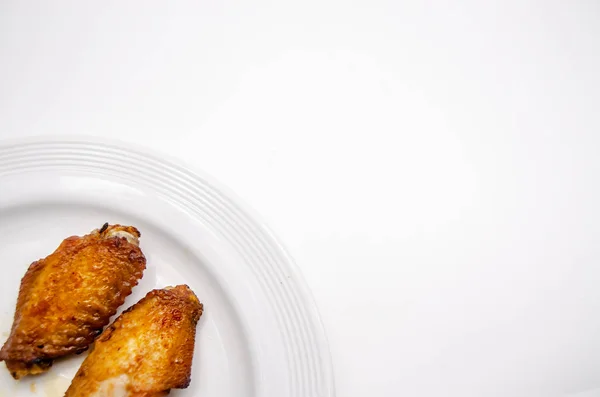 Feche Para Cima Asas Frango Fritas Prato Branco — Fotografia de Stock