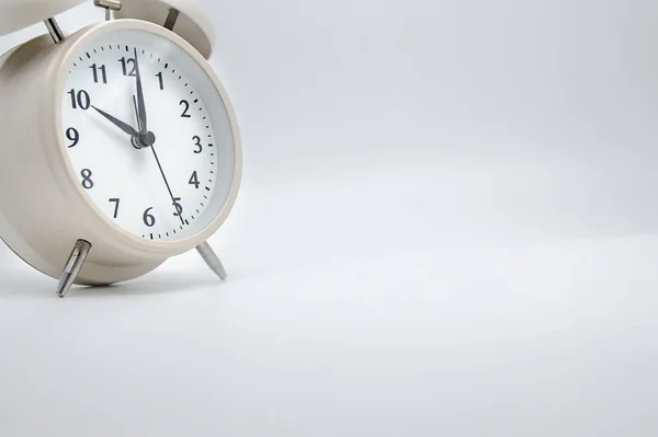 Reloj Despertador Blanco Aislado Colocado Sobre Fondo Blanco — Foto de Stock