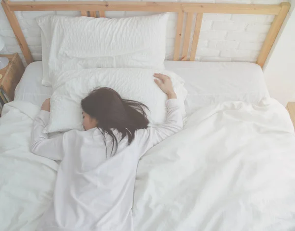 Sul Letto Nella Camera Bianco Bella Donna Che Dorme Nella — Foto Stock