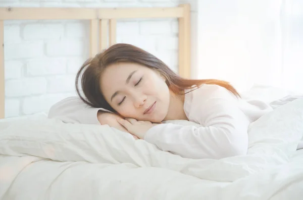 Cima Cama Quarto Branco Mulher Bonita Dormindo Quarto Mulheres Asiáticas — Fotografia de Stock