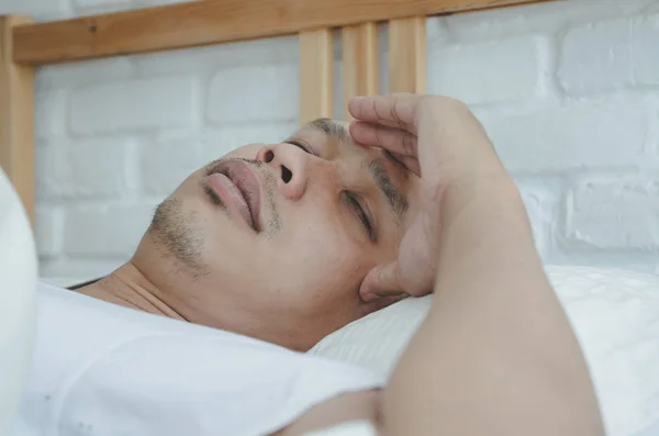 Азиатские Мужчины Больны Белой Кровати Комнате Утрам — стоковое фото