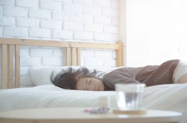 Ασιατικές Γυναίκες Άρρωστοι Ξαπλώσετε Στο Λευκό Κρεβάτι Στο Δωμάτιο Πρωί — Φωτογραφία Αρχείου