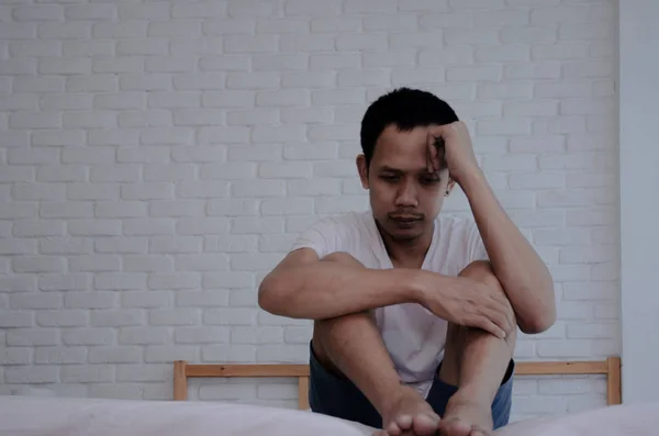 Erkekler Odada Yatağın Kenarında Oturuyor Stres Var Beyaz Gömlek Giyen — Stok fotoğraf