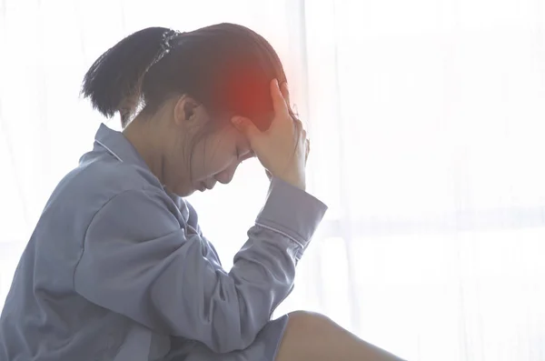 Asyalı Kadınlar Şiddetli Baş Ağrısı Vardır Bayan Sabah Migrenle Uyanır — Stok fotoğraf