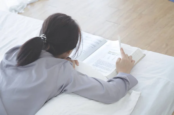 Ochtend Witte Kamer Vrouwen Lezen Dame Lees Gelukkig Wit Bed — Stockfoto