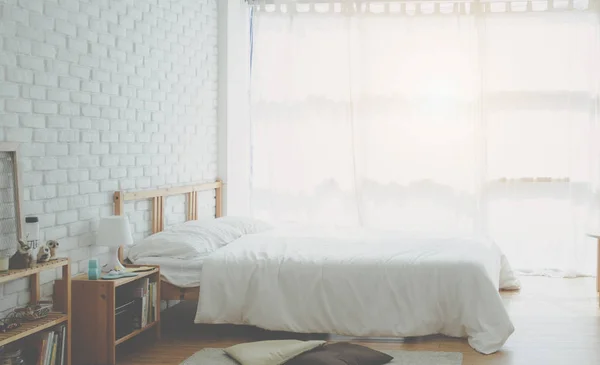 Białe Łóżko Znajduje Się Ogrzewane Słońcem Sypialni Godzinach Porannych — Zdjęcie stockowe