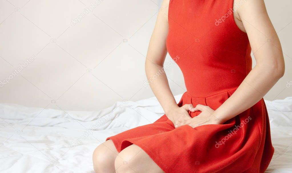 Women wear red skirt Use the hand to scratch the vagina.Genital itching caused by fungus in underwear.Do not focus on objects.