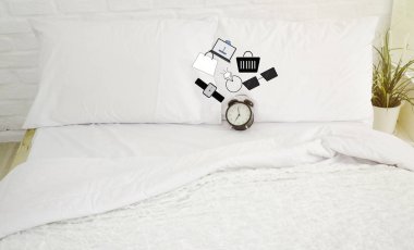 Yatak odasında siyah bir saat vardır..