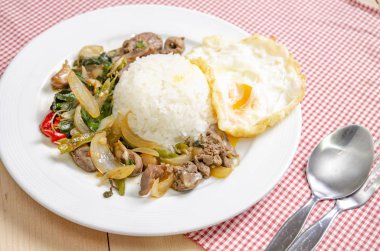 Masada fesleğen yaprakları ve kırmızı bez ile kızarmış pirinç. Basil Fried Chicken ve kızarmış yumurta ngredients. Nesnelere odaklanmayın.