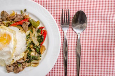 Masada fesleğen yaprakları ve kırmızı bez ile kızarmış pirinç. Basil Fried Chicken ve kızarmış yumurta ngredients. Nesnelere odaklanmayın.