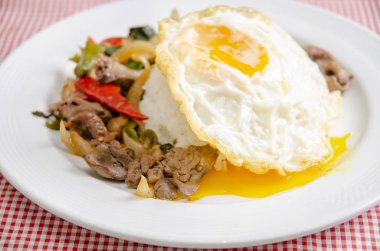 Masada fesleğen yaprakları ve kırmızı bez ile kızarmış pirinç. Basil Fried Chicken ve kızarmış yumurta ngredients. Nesnelere odaklanmayın.