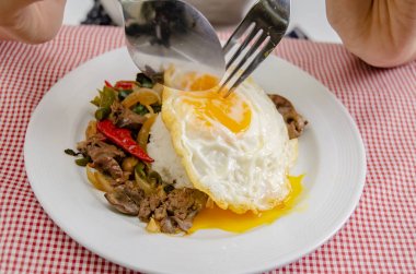 Masada fesleğen yaprakları ve kırmızı bez ile kızarmış pirinç. Basil Fried Chicken ve kızarmış yumurta ngredients. Nesnelere odaklanmayın.