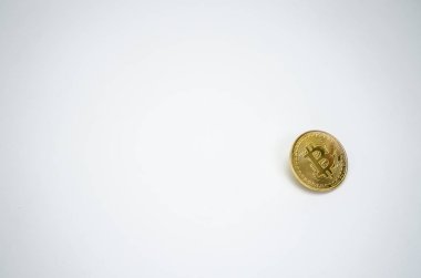 Beyaz arka planda 1 altın sikke. Nesnelere odaklanmayın
