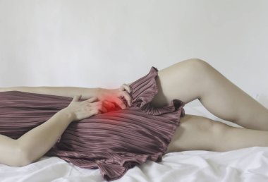 Kadın genital organlarına kaşıntı yapıyor. Asyalı kadınlar yatağında kırmızı giysiler giyerler, vajinada kaşıntı vardır. Kız eller vajina yerleştirilir.