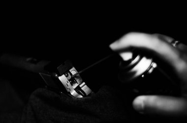 Silah temizliği. Nesnelere odaklanmayın. Tek renkli ton.