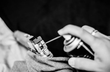 Silah temizliği. Nesnelere odaklanmayın. Tek renkli ton.