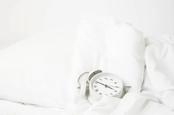 Relógio Alarme Branco Isolado Colocado Sobre Fundo Branco — Fotografia de Stock