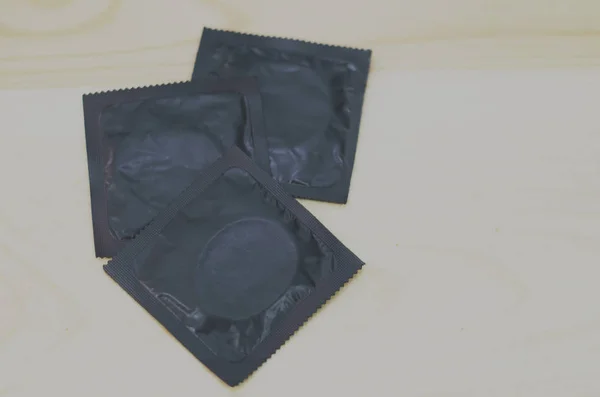 避孕套放在地板上 — 图库照片