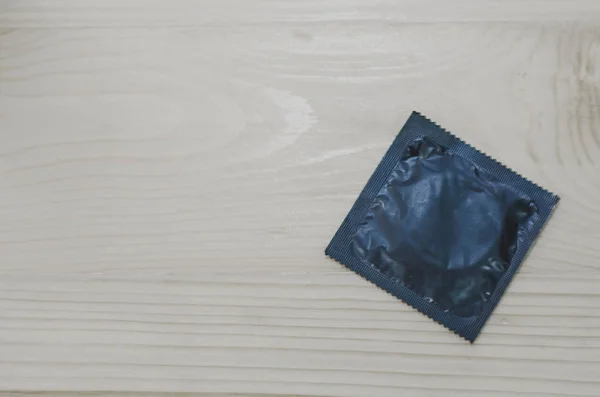 避孕套放在地板上 — 图库照片