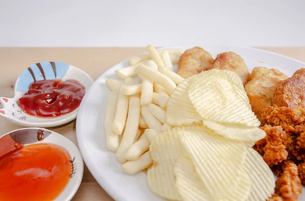 Chips Gebratenes Essen Weißem Teller Die Taille Ist Auf Dem — Stockfoto