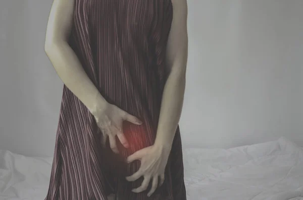 Kadın Genital Organlarına Kaşıntı Yapıyor Asyalı Kadınlar Yatağında Kırmızı Giysiler — Stok fotoğraf