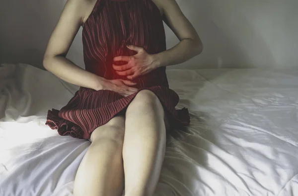 Ázsiai Lány Hasi Fájdalom Lány Súlyos Fájdalmat Szenvedett Amikor Menstruáció — Stock Fotó