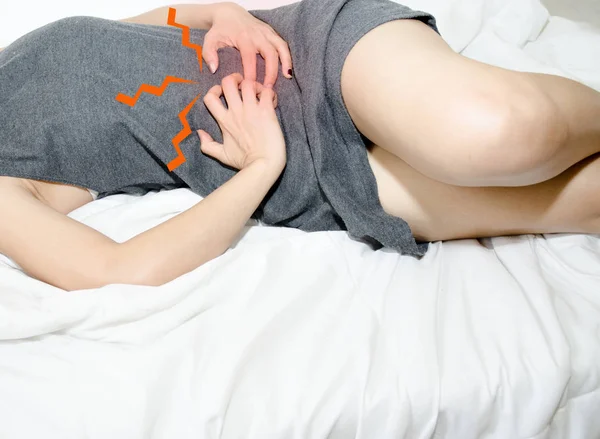 Chica Asiática Tiene Dolor Abdominal Cuándo Menstruación Atrapa Estómago Las — Foto de Stock
