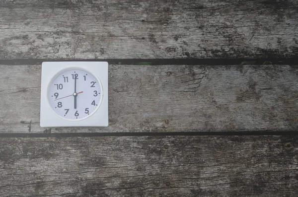 Weiße Uhr Auf Dem Holzboden Morgen Auf Dem Boden Steht — Stockfoto