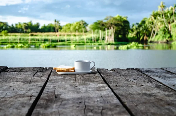 Sabahları ahşap katta kahvaltı servis edilmektedir. Kahve ve ekmek içeren kahvaltı. Nesnelere odaklanmayın.
