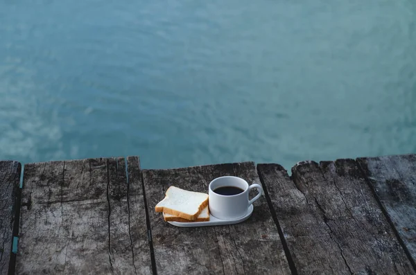 Sabahları ahşap katta kahvaltı servis edilmektedir. Kahve ve ekmek içeren kahvaltı. Nesnelere odaklanmayın.