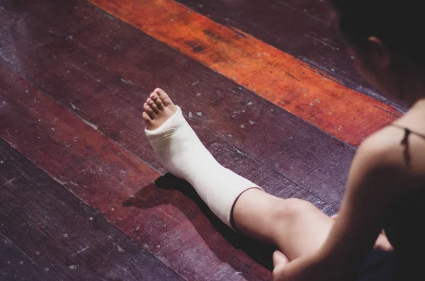 Ayak Yaralanması Yırtık Yara Tedavisinde Ayak Bileği Kayışı Mavi Katta — Stok fotoğraf