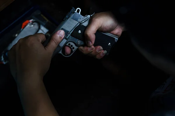 Gun Händerna Män Han Tittade Pistolen Fokusera Inte Objekt — Stockfoto