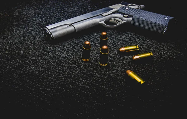 Kanoner Och Ammunition Placerade Svart Bakgrund Monokrom Ton Fokusera Inte — Stockfoto