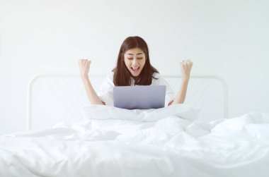 Kadınlar çalışıyor ve mutlu.