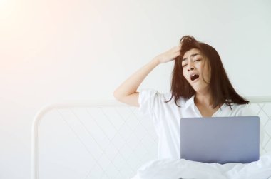 Uykulu bilgisayar çalışan kadınlar.