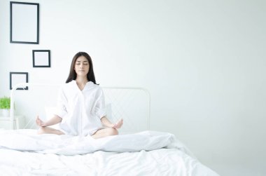 Şilte üzerinde basit yoga duruşu.