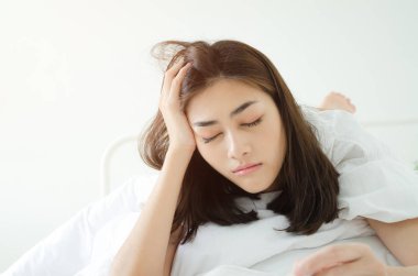 İnsanlar uyku kitapları okur.